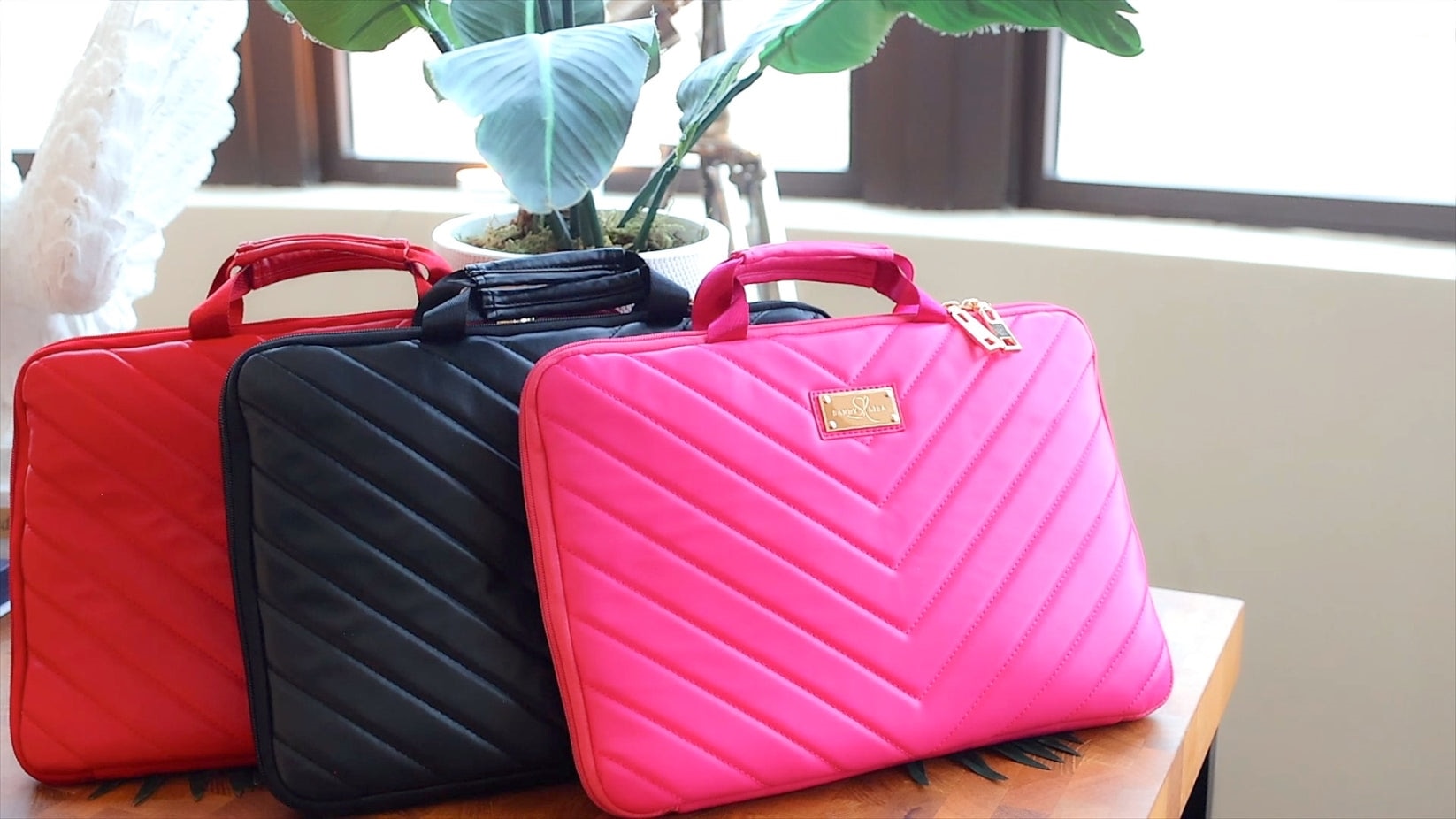 Sandy Lisa Capri Carrying Case (Sleeve) for 14" Laptop - Red 6